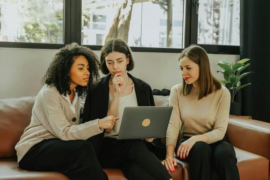 Grupo de mujeres trabajando con portátil